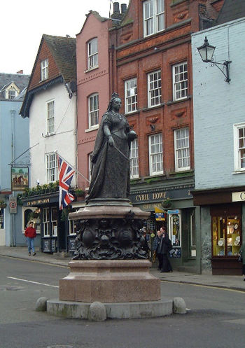 Queen Victoria Statue in 2001
