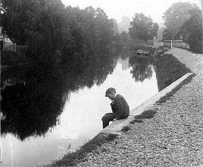 Romney Lock looking upstream