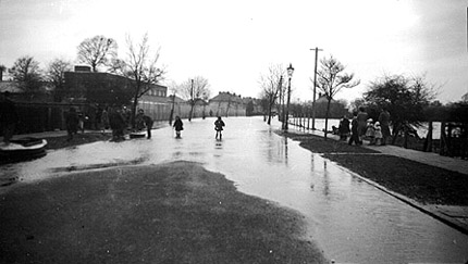 Flood waters
                      creep up Vale Road