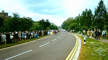 Queues along King Edward VII Ave