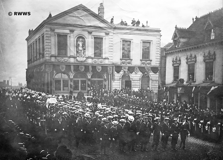 Queern Victoria cortege
                      stops by Windsor Guildhall