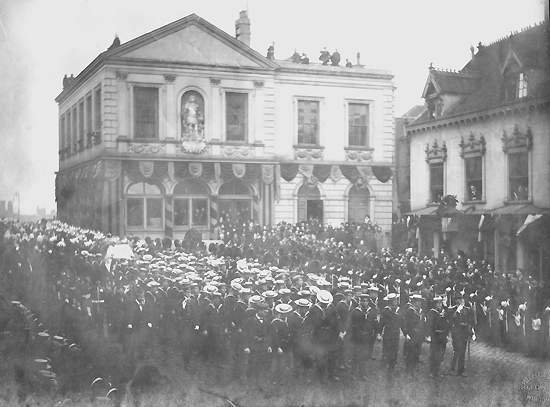 Queern Victoria cortege stops by Windsor Guildhall