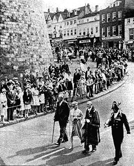 Queen at Curfew Tower BW